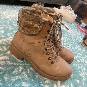 🎯 lug sole boot with fur